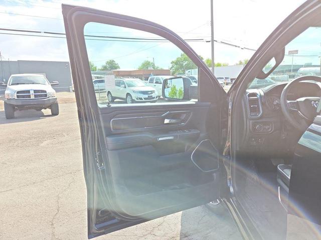 Photo of 2025 Diamond Black Crystal Pearlcoat RAM 1500