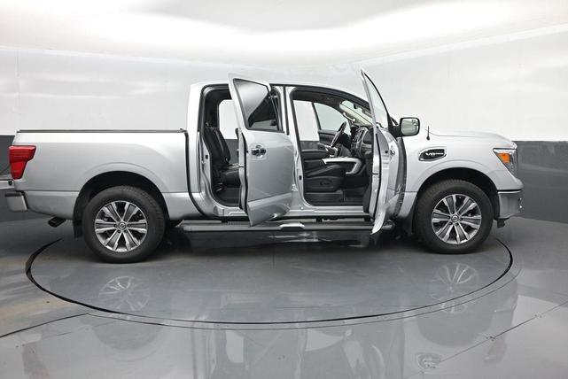 Photo of 2017 Brilliant Silver Nissan Titan