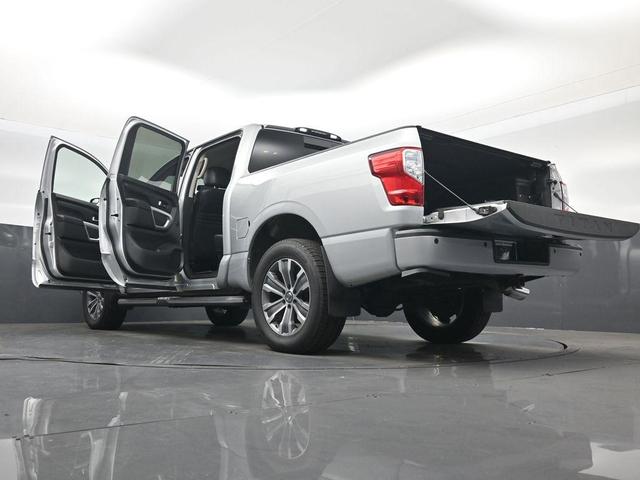 Photo of 2017 Brilliant Silver Nissan Titan