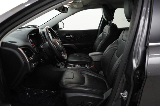 Photo of 2019 Granite Crystal Metallic Clearcoat Jeep Cherokee