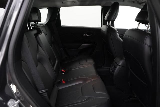 Photo of 2019 Granite Crystal Metallic Clearcoat Jeep Cherokee