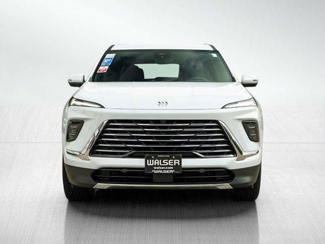 Photo of 2026 Iridescent White Tricoat Buick Enclave