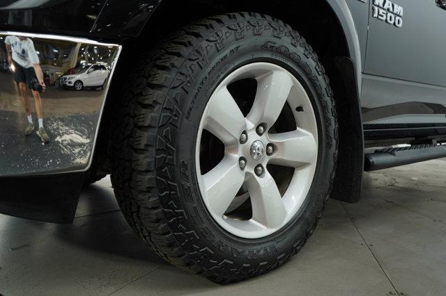 Photo of 2018 Brilliant Black Crystal Pearlcoat RAM 1500