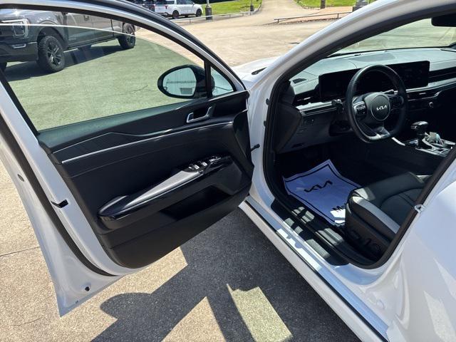 Photo of 2025 Snow White Pearl Kia K5