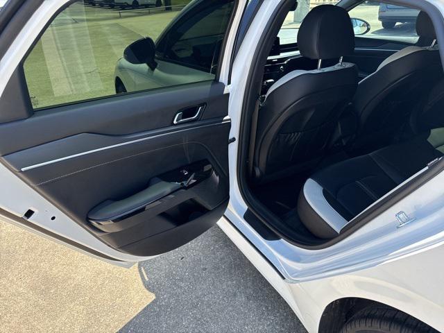Photo of 2025 Snow White Pearl Kia K5