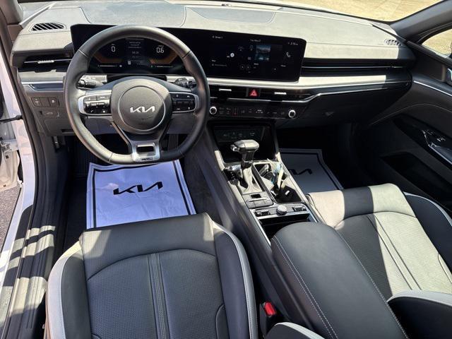 Photo of 2025 Snow White Pearl Kia K5