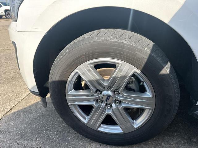 Photo of 2021 White Ford Expedition