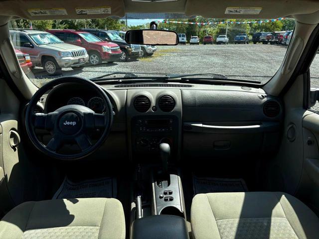 Photo of 2006 Light Khaki Metallic Clearcoat Jeep Liberty