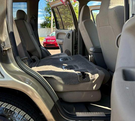 Photo of 2006 Light Khaki Metallic Clearcoat Jeep Liberty