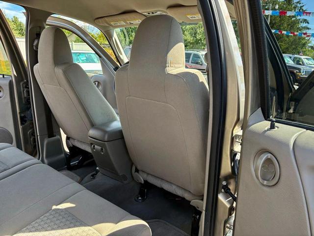 Photo of 2006 Light Khaki Metallic Clearcoat Jeep Liberty