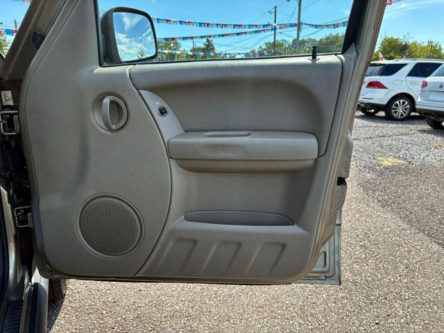 Photo of 2006 Light Khaki Metallic Clearcoat Jeep Liberty