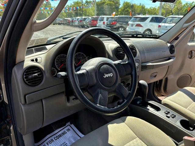 Photo of 2006 Light Khaki Metallic Clearcoat Jeep Liberty