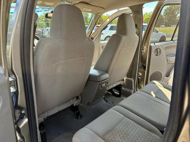 Photo of 2006 Light Khaki Metallic Clearcoat Jeep Liberty