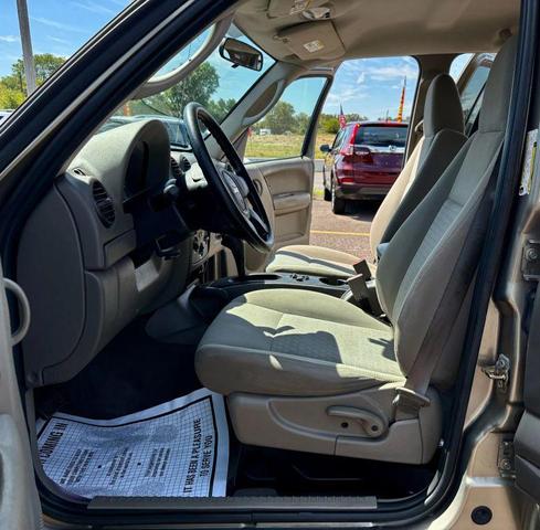 Photo of 2006 Light Khaki Metallic Clearcoat Jeep Liberty
