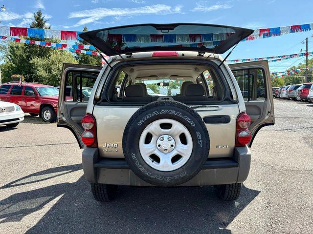 Photo of 2006 Light Khaki Metallic Clearcoat Jeep Liberty