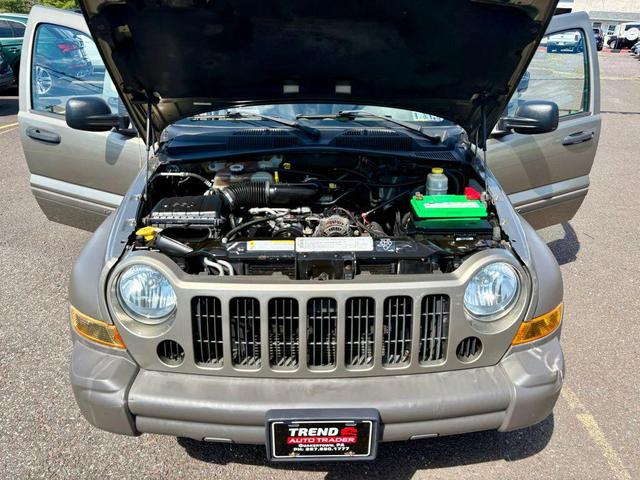 Photo of 2006 Light Khaki Metallic Clearcoat Jeep Liberty