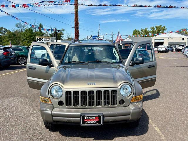 Photo of 2006 Light Khaki Metallic Clearcoat Jeep Liberty