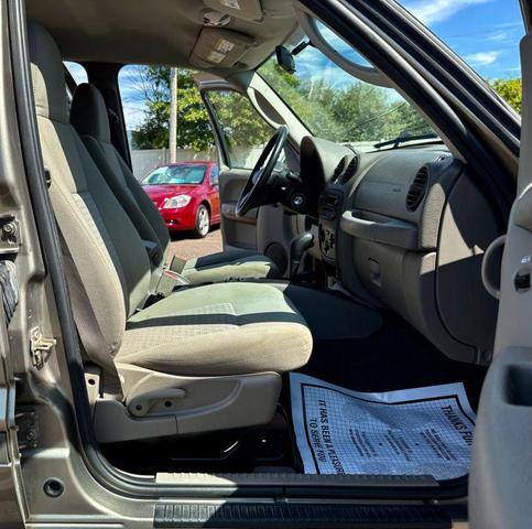 Photo of 2006 Light Khaki Metallic Clearcoat Jeep Liberty