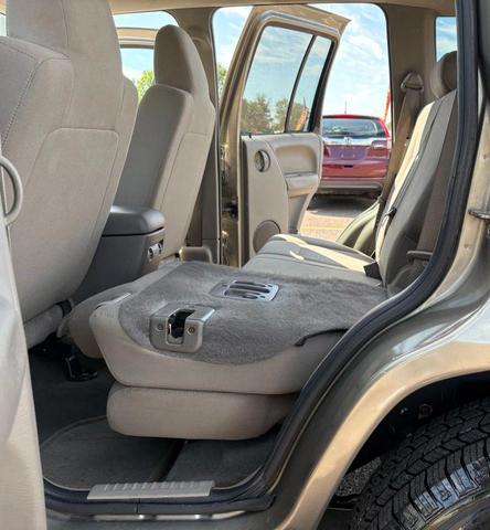 Photo of 2006 Light Khaki Metallic Clearcoat Jeep Liberty