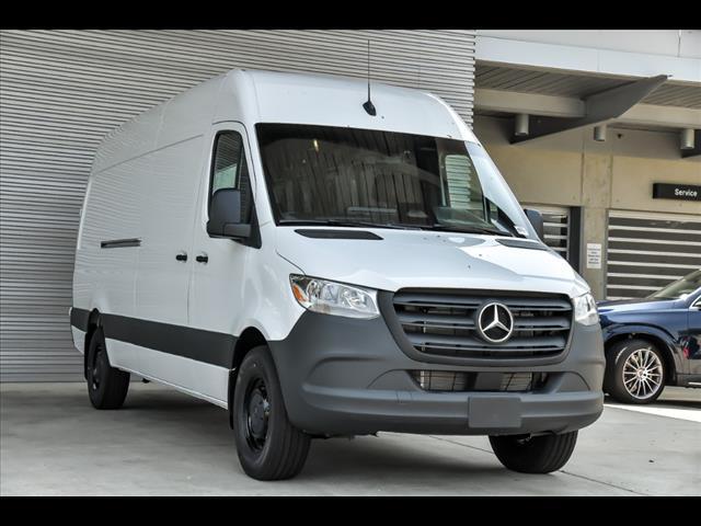 Photo of 2025 Arctic White Mercedes-Benz Sprinter 2500
