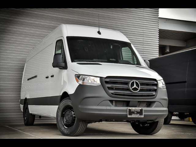 Photo of 2025 Arctic White Mercedes-Benz Sprinter 2500