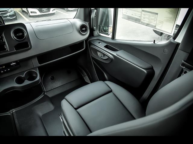 Photo of 2025 Arctic White Mercedes-Benz Sprinter 2500