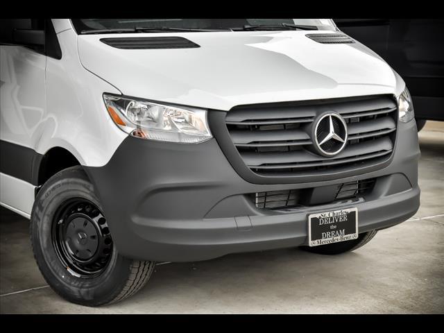 Photo of 2025 Arctic White Mercedes-Benz Sprinter 2500