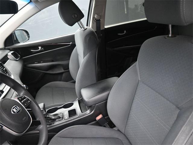 Photo of 2020 Ebony Black Kia Sorento