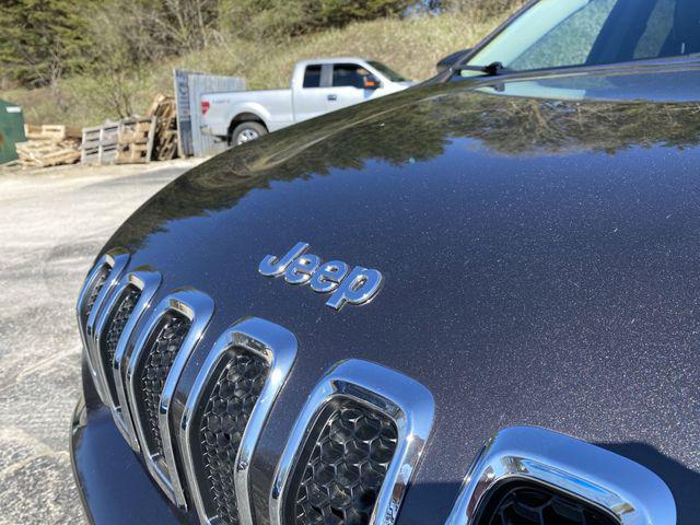 Photo of 2018 Granite Crystal Metallic Clearcoat Jeep Cherokee