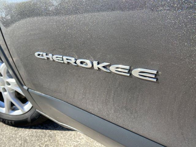 Photo of 2018 Granite Crystal Metallic Clearcoat Jeep Cherokee