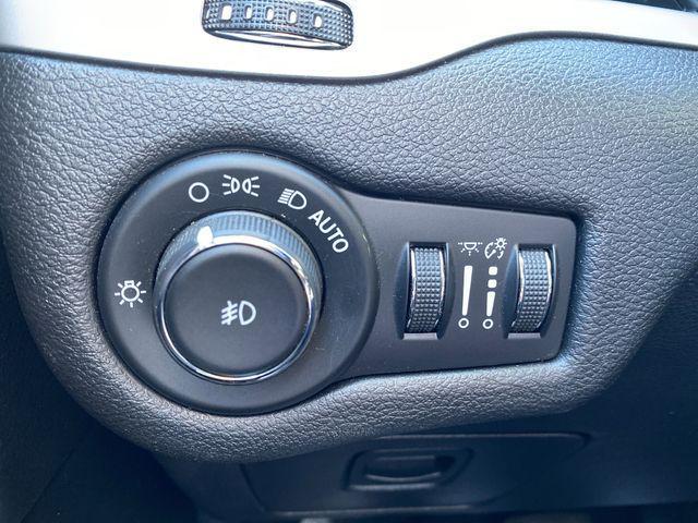 Photo of 2018 Granite Crystal Metallic Clearcoat Jeep Cherokee