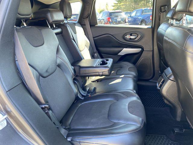 Photo of 2018 Granite Crystal Metallic Clearcoat Jeep Cherokee