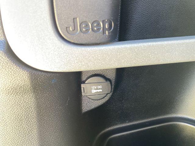 Photo of 2018 Granite Crystal Metallic Clearcoat Jeep Cherokee