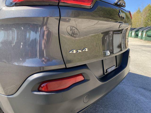 Photo of 2018 Granite Crystal Metallic Clearcoat Jeep Cherokee