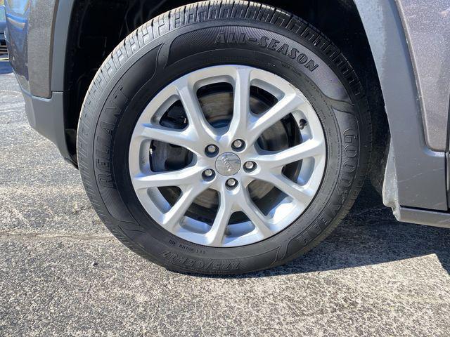Photo of 2018 Granite Crystal Metallic Clearcoat Jeep Cherokee