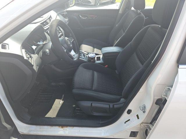 Photo of 2017 Glacier White Nissan Rogue