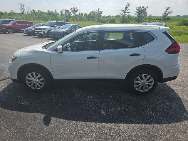 Photo of 2017 Glacier White Nissan Rogue