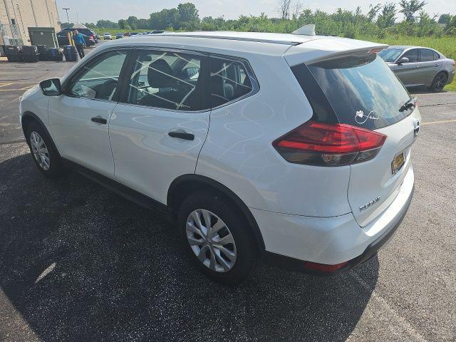 Photo of 2017 Glacier White Nissan Rogue