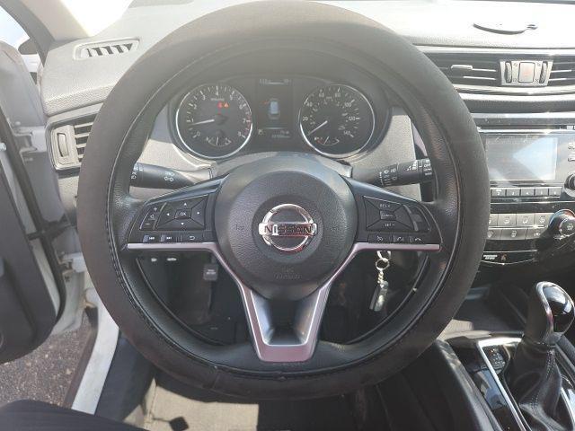 Photo of 2017 Glacier White Nissan Rogue