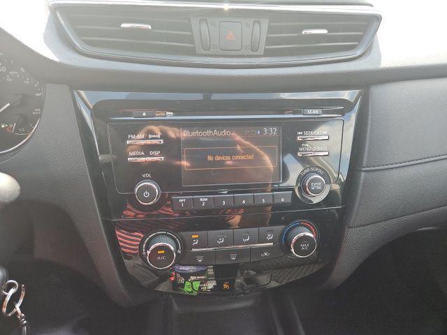 Photo of 2017 Glacier White Nissan Rogue