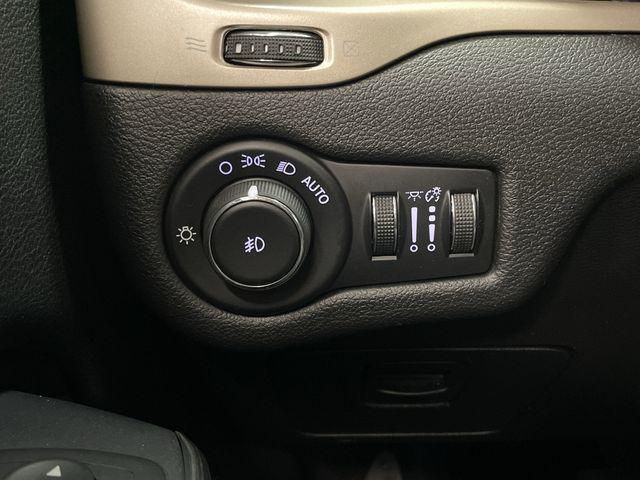 Photo of 2017 Diamond Black Crystal Pearlcoat Jeep Cherokee