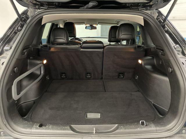 Photo of 2017 Diamond Black Crystal Pearlcoat Jeep Cherokee