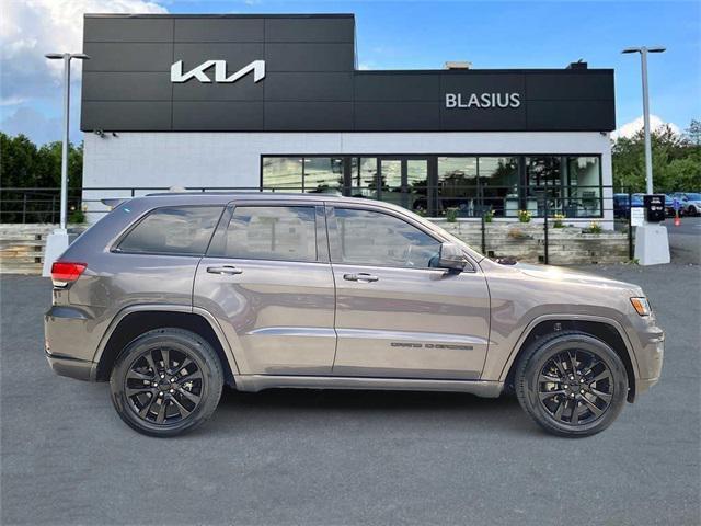 Photo of 2021 Granite Crystal Metallic Clearcoat Jeep Grand Cherokee
