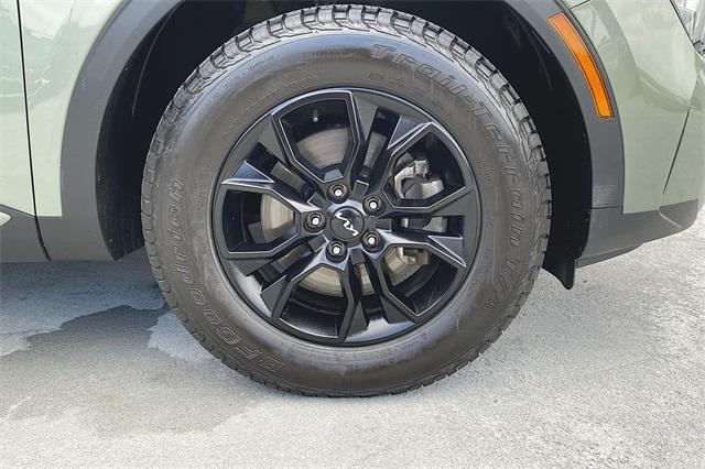 Photo of 2023 Jungle Green/Ebony Black Roof Kia Sportage