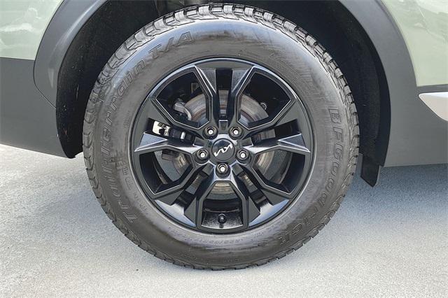 Photo of 2023 Jungle Green/Ebony Black Roof Kia Sportage