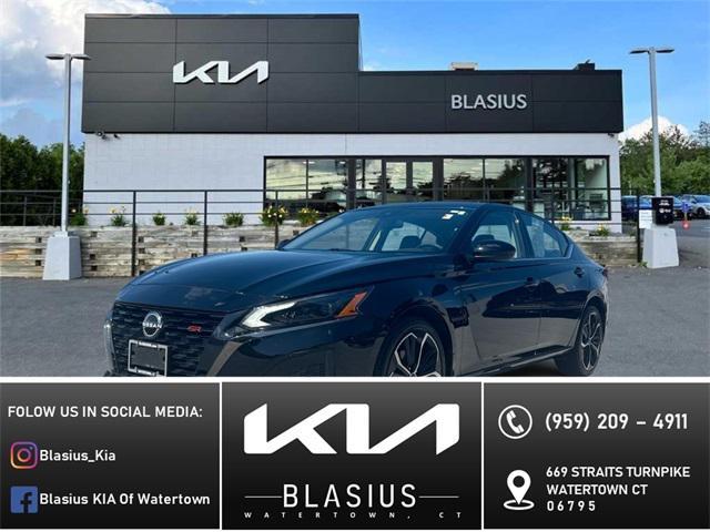 Photo of 2024 Super Black Clearcoat Nissan Altima