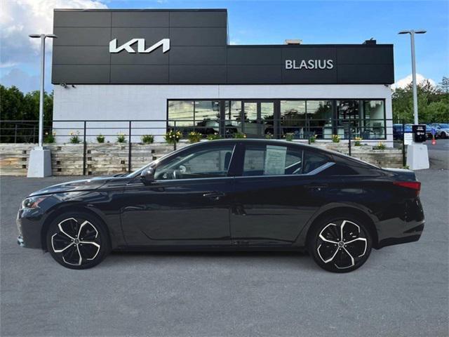 Photo of 2024 Super Black Clearcoat Nissan Altima