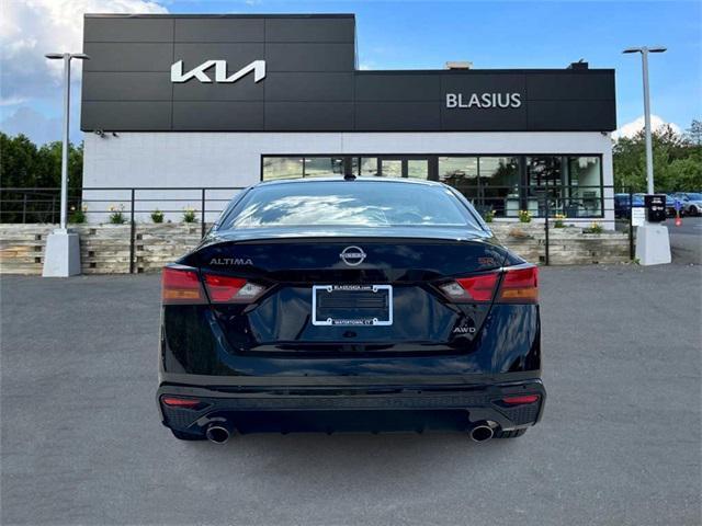 Photo of 2024 Super Black Clearcoat Nissan Altima