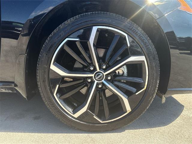 Photo of 2024 Super Black Clearcoat Nissan Altima