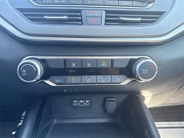 Photo of 2024 Super Black Clearcoat Nissan Altima